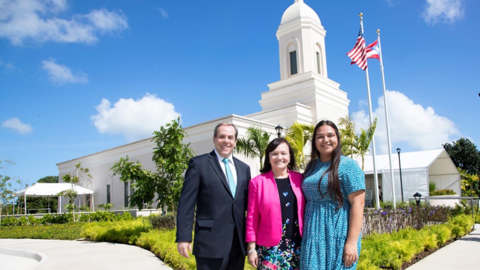 Eduardo Gavarret y su esposa Norma Beatriz Gorgoroso, comparten con el público durante su visita al Templo de San Juan, Puerto Rico.
